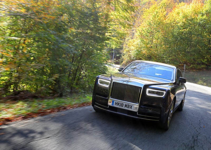 Rolls Royce uputio dramatičan apel korisnicima: Nemojte koristiti stražnja sjedala!