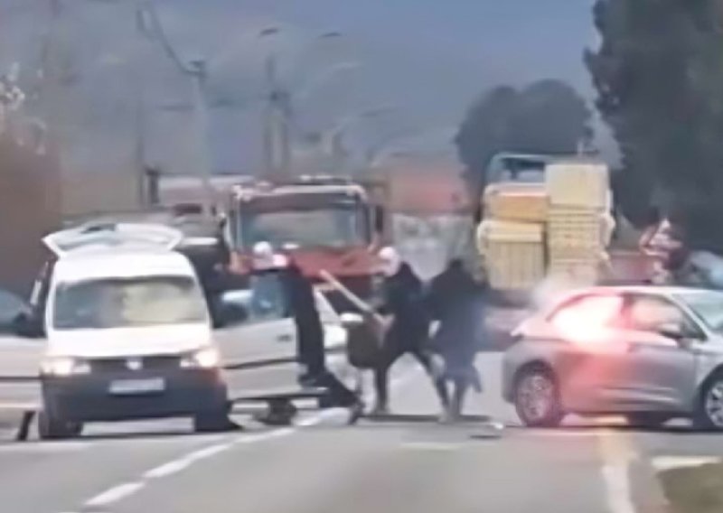 Snimka iz Mostara širi se internetom: Ultrasi napali Red Army, gorio i automobil