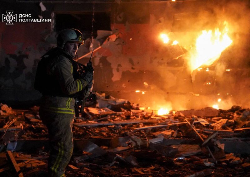 Noćni udari diljem Ukrajine: Pogođen dalekovod prema Europi, poginulo najmanje petero ljudi