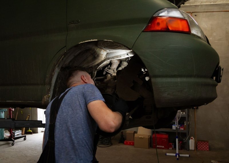 Neobičan trik iz mehaničarske radionice zaludio internet