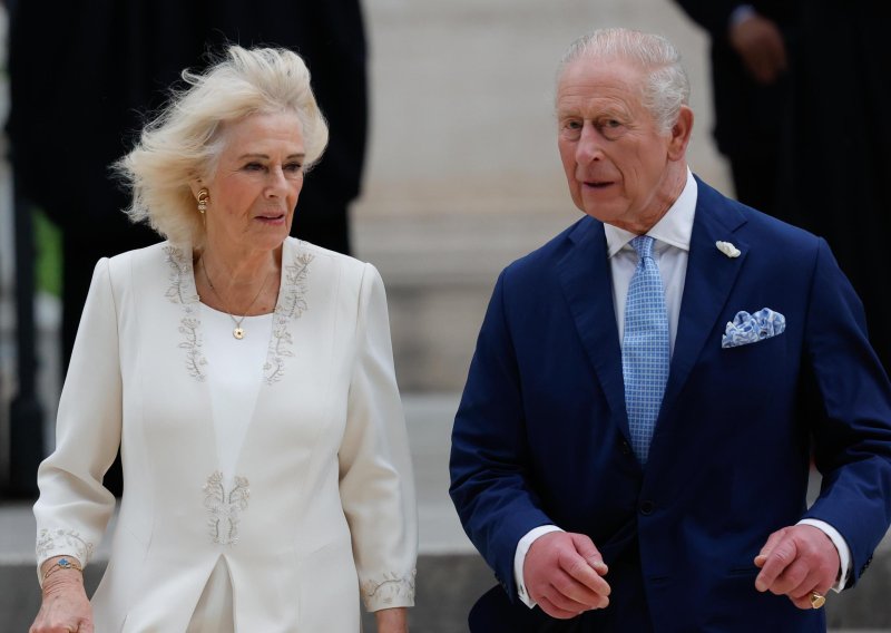 Kralj Charles zaboravio na bonton: Urnebesan trenutak sa službenog puta postao hit