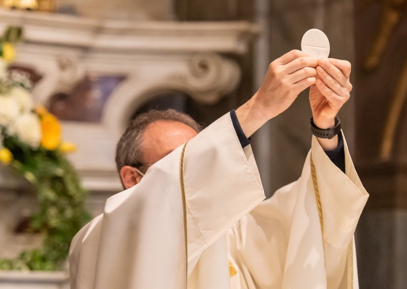 Značenje Velikog četvrtka: Što se zapravo slavi, zašto se peru noge i tko su kantaduri