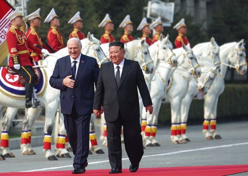 FOTO Kim Jong Un priredio spektakl za Lukašenka: Dočekali ga bijeli konji, vojska i razdragana djeca