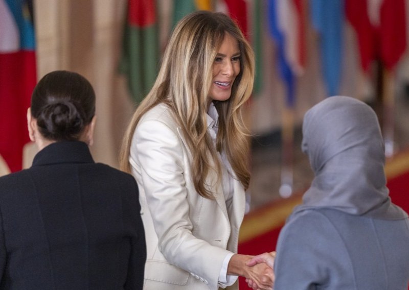 Melania Trump htjela je poslati poruku o budućnosti, ali sve poglede je ukrao robot