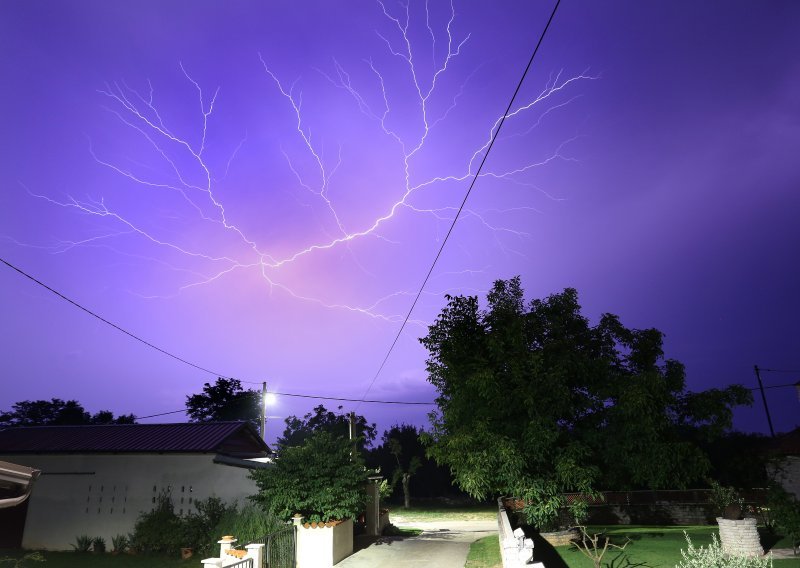 Ciklona Deborah udarila i na Istru: Detektor zabilježio na stotine munja
