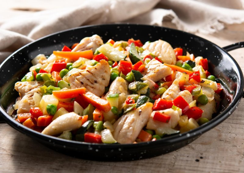 Poštedite se muke s ručkom: Ovu piletinu iz jednog lonca svi će obožavati