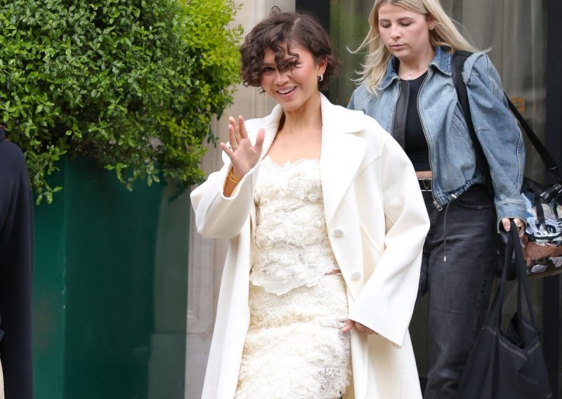 Pariški chic: Čipkana haljina, bijeli kaput i frizura o kojoj bruji internet