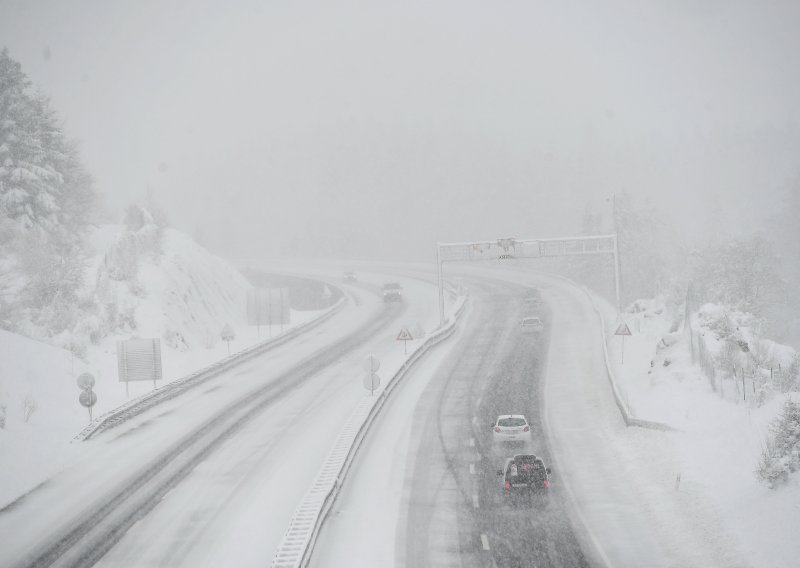 Stigle prve fotografije iz Gorskog kotara: Pogledajte koliko je snijega napadalo