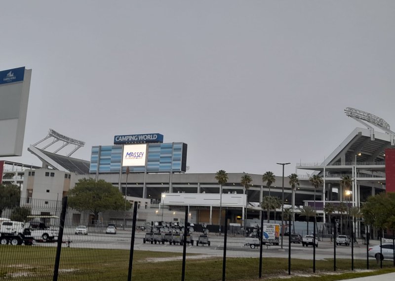 Posjetili smo kvart oko stadiona na kojem igraju Vatreni; nudi se 'rent a tenk', a uz jutarnju kavu puši se...