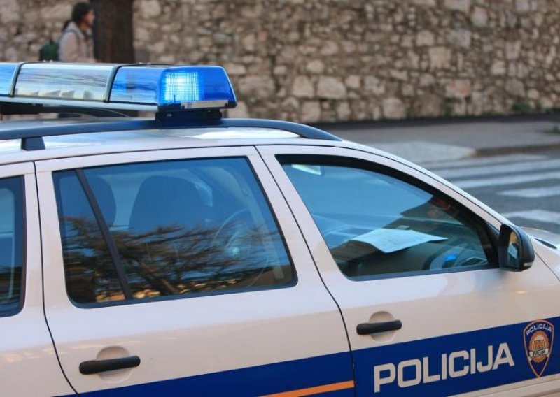 Policajac u Puli uhićen jer je pretukao mladića