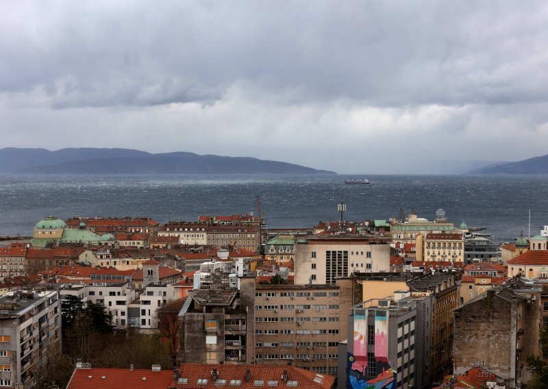 Olujna bura napravila kaos u Rijeci: Dvije osobe ozlijeđene, kontejneri pali u more