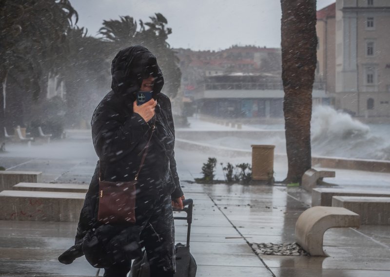 Olujno jugo zahvatilo Split: Tuča pala u Metkoviću i na Murteru