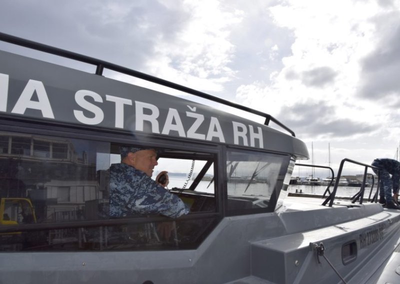 VIDEO Herojski pothvat Obalne straže: Po olujnom nevremenu spasili pacijenta