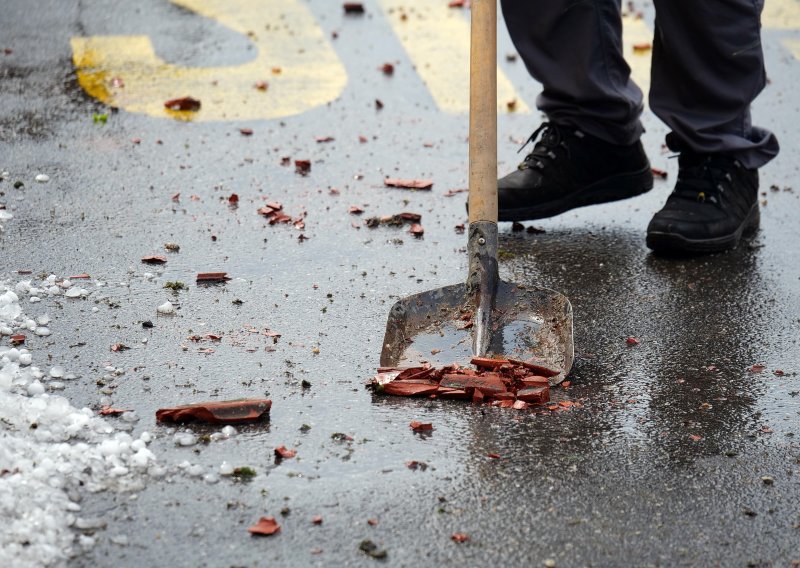 Kaos i u Sloveniji: Udari vjetra idu i do 140 kilometara na sat