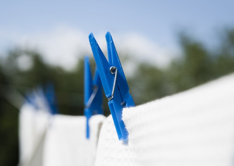 Kako osušiti plahte na zraku, a da ostanu mekane kao iz hotela