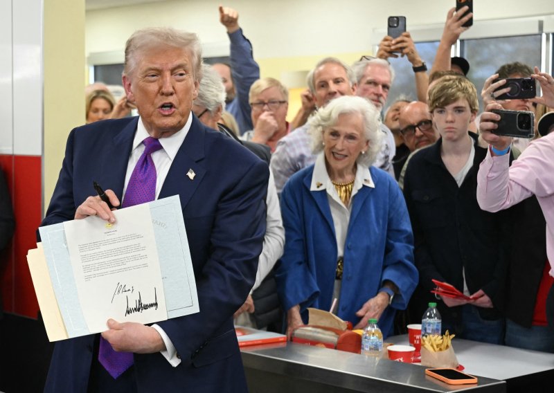 Trump napravio neviđen presedan s dolarom: 'Ne postoji snažniji način...'