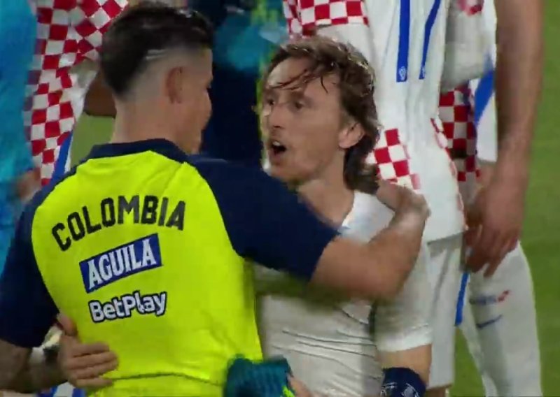 Osmijesi i prijateljski zagrljaj: Pogledajte s kim je Modrić razmijenio dres nakon Kolumbije