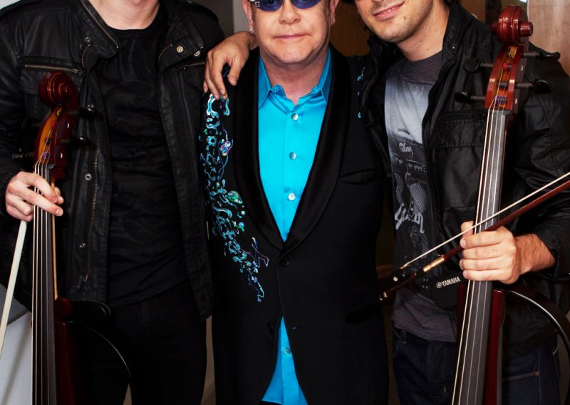 Elton John u zagrljaju Luke i Stjepana