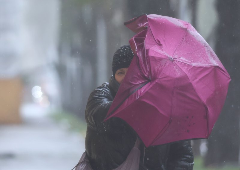 Nevrijeme na sjeveru Hrvatske: Zatvorene prometnice, otkazana nastava