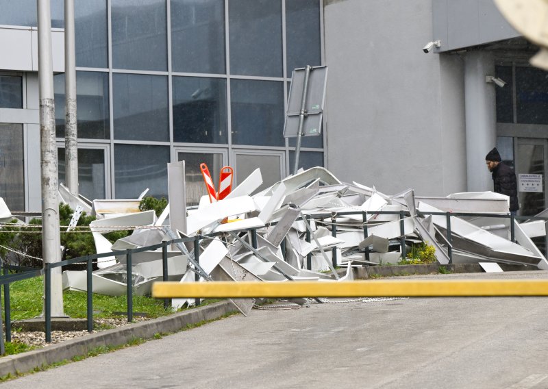 FOTO Olujni vjetar oštetio dio nadstrešnice u KBC-u Zagreb