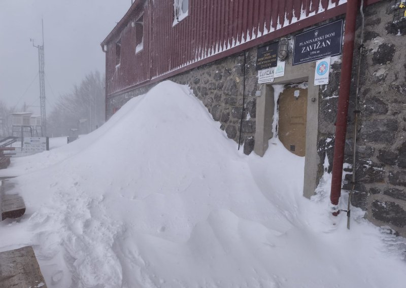 Zavižan rekorder po količini snijega: Pogledajte kako je to izgledalo jutros