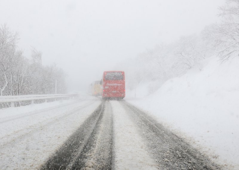 Autobus završio u snijegu na putu prema Međugorju: 'Proklizao je i zapeo'