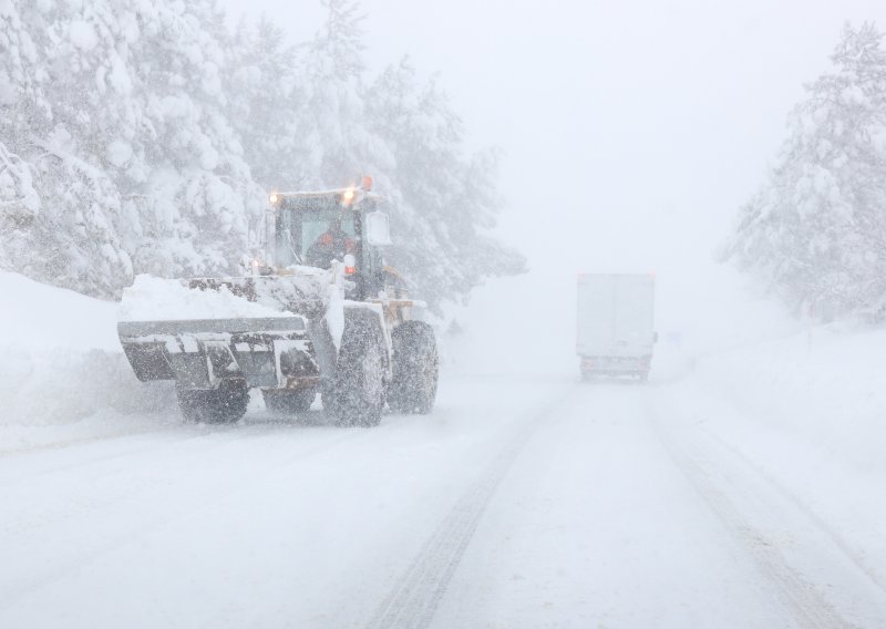 Poteškoće zbog snijega i u BiH, nema nastave u Unsko-sanskoj županiji