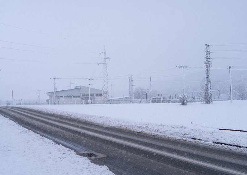 Jak vjetar, snijeg, poplave i srušena stabla: Zatvorene brojne prometnice diljem zemlje