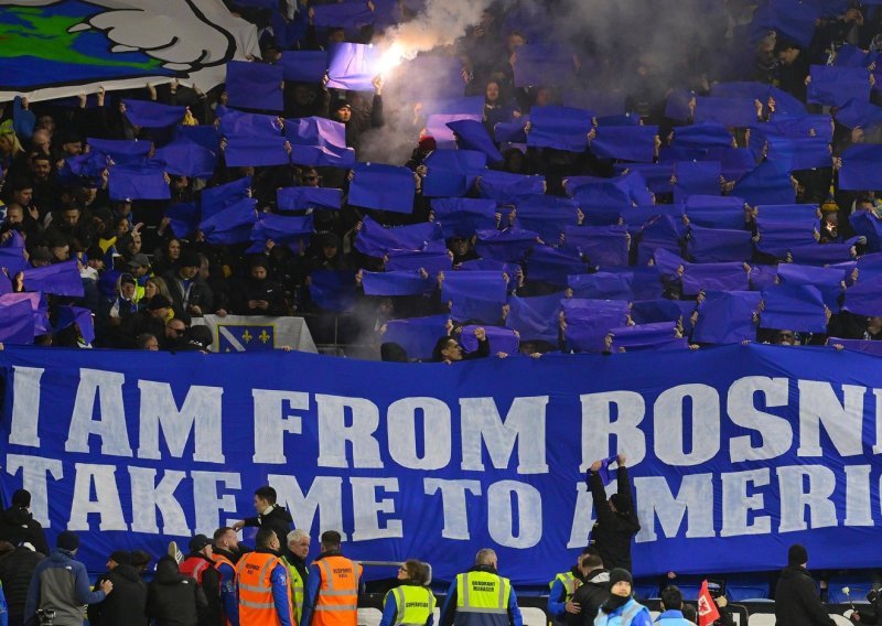 Koreografija navijača BiH: 'I am from Bosnia, take me to America'