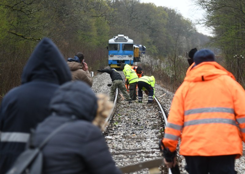 Drama u Podravini: Stablo palo na prugu, vlak s 27 putnika iskočio iz tračnica