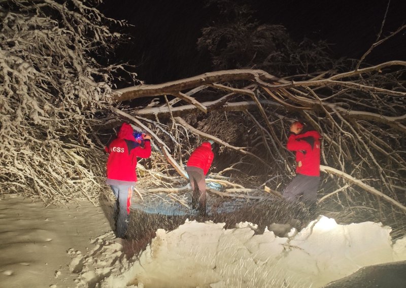 Drama u Lici: Obitelj s četvero djece ostala zametena u snijegu, spasili ih HGSS-ovci