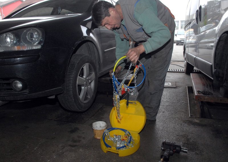 Mnogi vozači ovo zaboravljaju: Evo do kada je u Hrvatskoj obvezna zimska oprema
