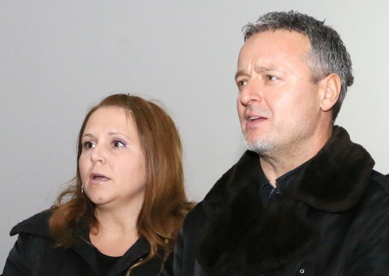 Evo kako su Thompson i njegova supruga Sandra obožavateljima čestitali Uskrs