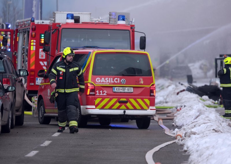 Jak vjetar stvara probleme i u Sloveniji: Tisuće bez struje, oko 300 zgrada ostalo bez krovova