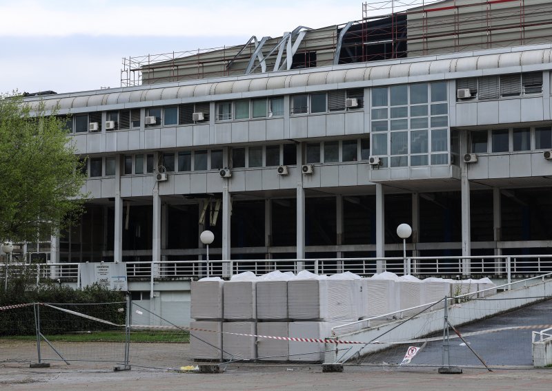 Nevrijeme oštetilo i Dom sportova: Novi krov sad je hrpa lima