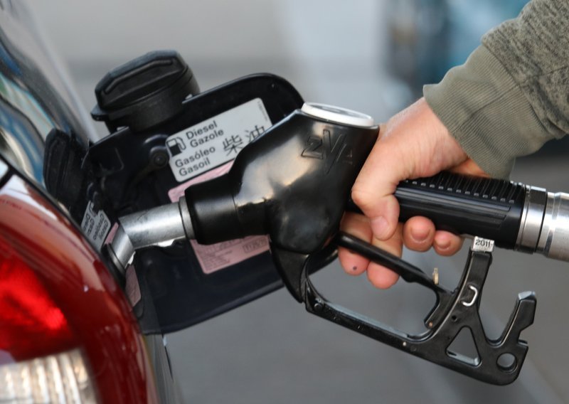 Treperi vam lampica na dizelašu? Evo što poručuje i kada morate u servis