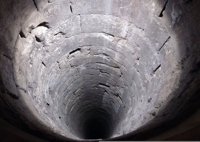 Vatrogasci došli zbog dojave o djetetu u bunaru, a bio je muškarac: Jedna stvar ga je spasila