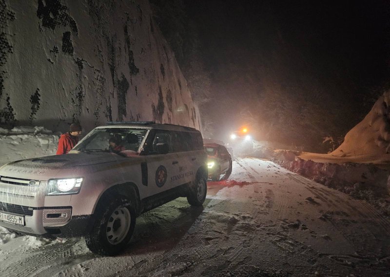 Hrabra akcija HGSS-a: Izvlačili ljude iz auta zarobljenih u snijegu sve do 2.30 ujutro