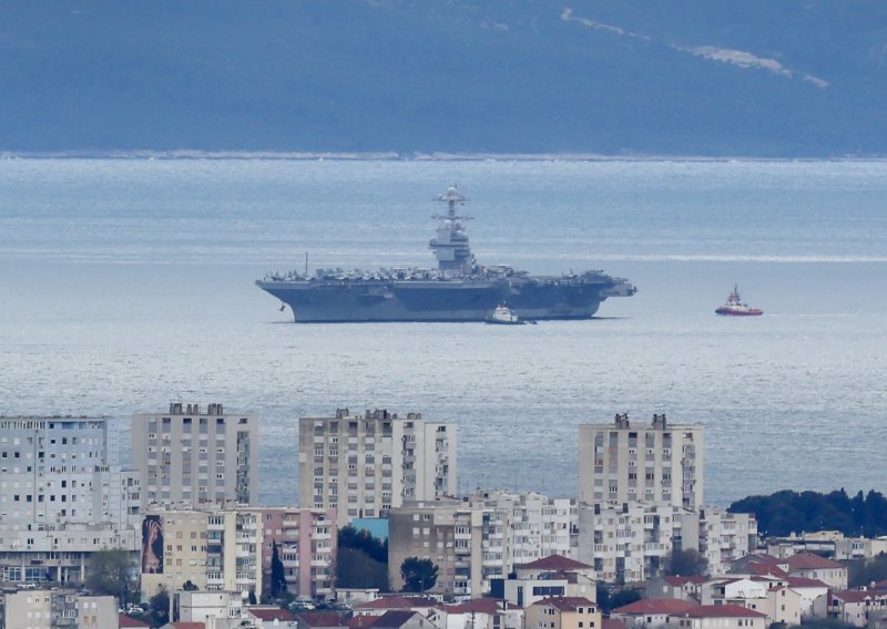 FOTO Najveći američki nosač zrakoplova stigao u Split