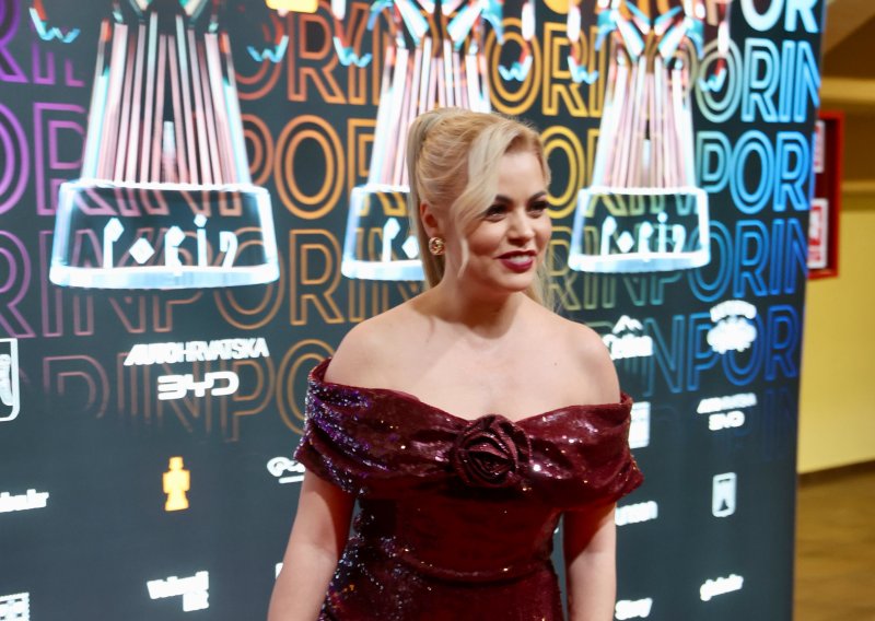 Andrea Šušnjara u glam izdanju: U šljokičastoj mini haljini pokazala duge noge i osvojila crveni tepih