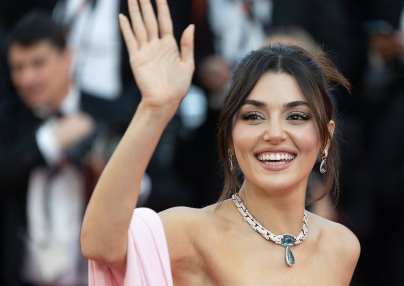 Lijepa turska zvijezda koja se svidjela i Brad Pittu privedena na aerodromu po povratku u Tursku