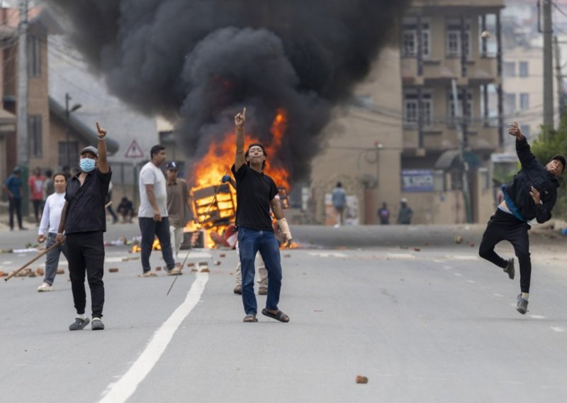 Uhićen bivši nepalski premijer, istražuje se je li odgovoran za smrt prosvjednika