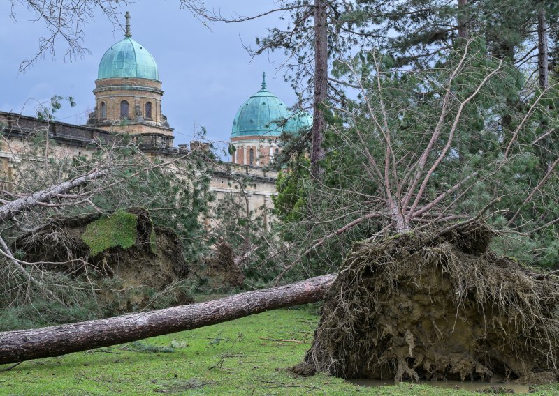 U Zagrebu oštećeno gotovo 130 škola i vrtića, odlomio se dio krova HNK-a