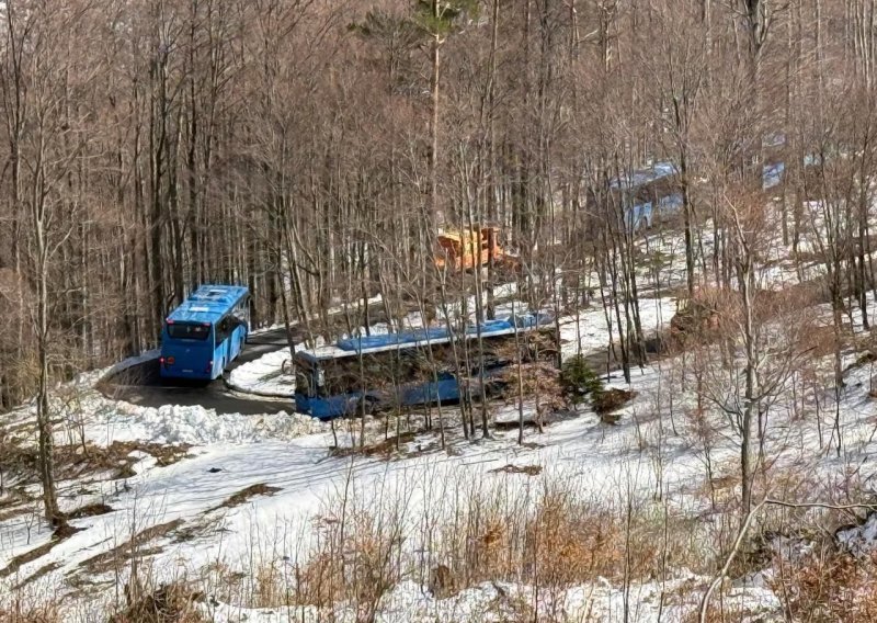 FOTO Pomoću teške mehanizacije učenici spušteni sa Sljemena, u konvoju i Tomašević
