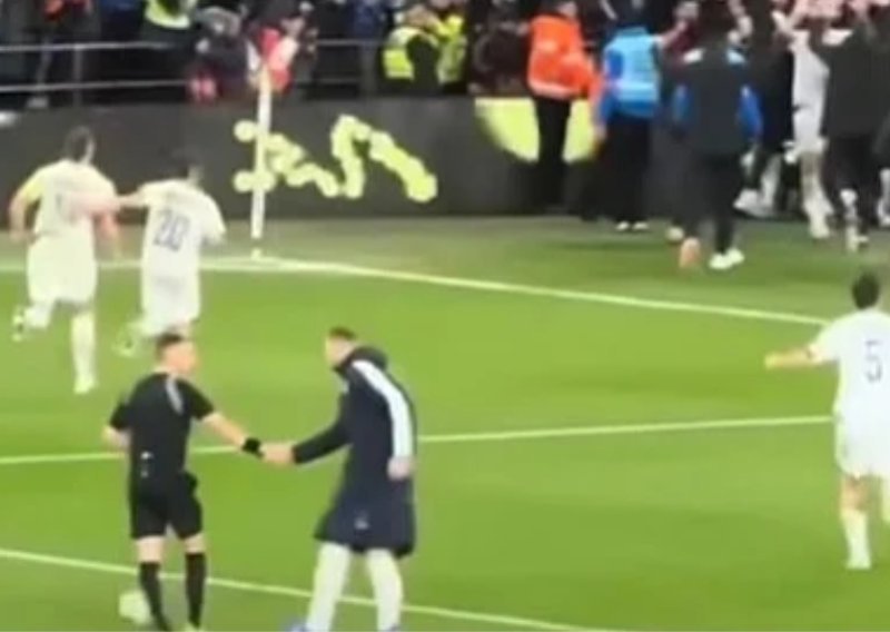 Ovo niste vidjeli u prijenosu: Dok su svi slavili, evo što je napravio Džeko