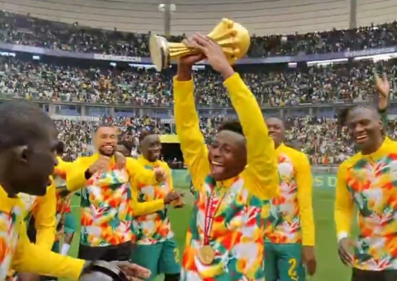 Cirkus u Parizu! Senegalci na prijateljsku utakmicu donijeli sporni pehar Kupa nacija, paradirali s njim po terenu
