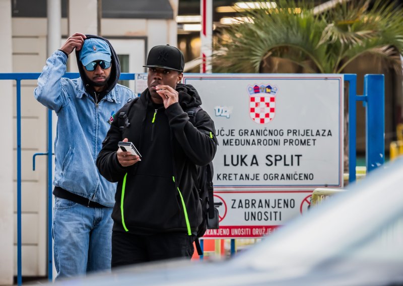 FOTO Najveći ratni brod na svijetu usidren ispred Splita: Mornari se iskrcali u grad