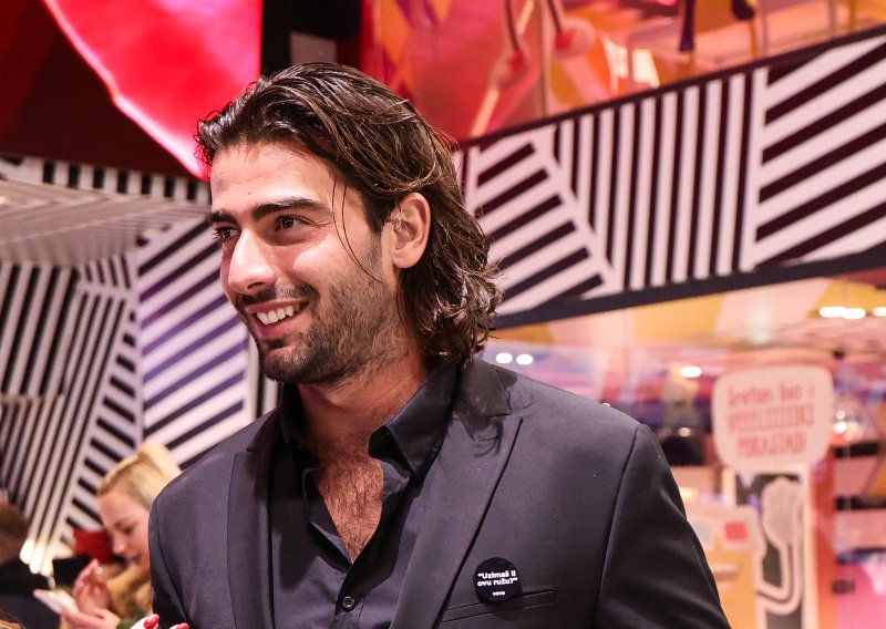 Nakon romantičnih dana u Italiji, Šime Elez u neočekivanom izdanju: Iznenadio promjenom izgleda