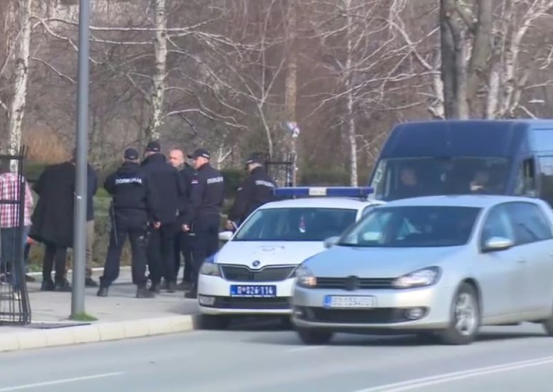 Studenti u blokadi: Novinarska ekipa i studenti napadnuti sjekirom u Boru