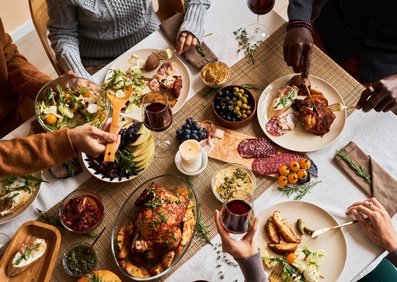 Ovo je idealno vrijeme za večeru: Kada stati s jelom da biste bolje spavali i lakše održavali liniju
